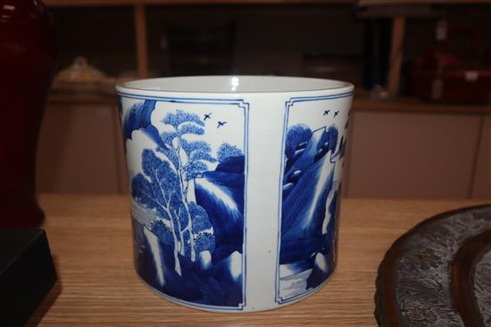 A Chinese blue and white brush pot height 16cm